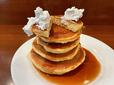 【喫茶 ミモザ】ビッグなホットケーキにホイップクリームをトッピング