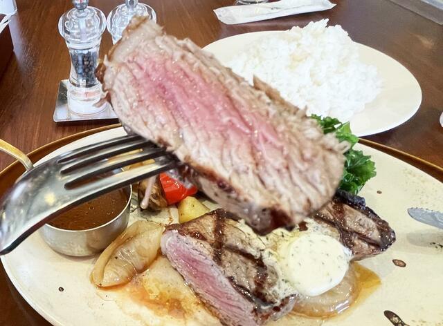 中は赤みがやや残るミディアムウェルダン。溶けていくバターと牛肉が最高にマッチします