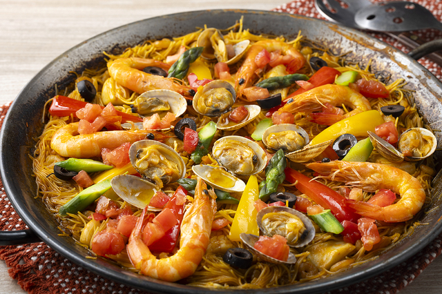 「シーフードフィデウワ」＜期間：2025年12月20日～2026年2月28日＞【紅ズワイ蟹やお寿司、ラムステーキも！北海道の美食を味わう東京ドームホテル「北海道フェア2025 第2弾」開催！】