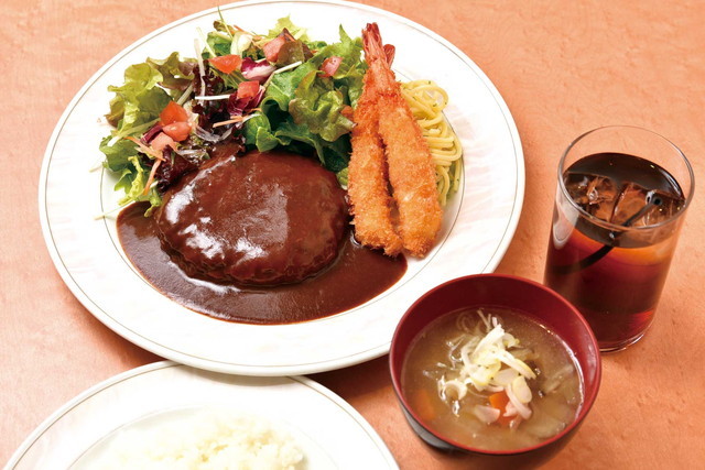 グリル幸咲き 自家製ハンバーグとエビフライ（ライス・豚汁付） 1000円 メイン5皿とチョイス5種の組み合わせで選べるランチ。