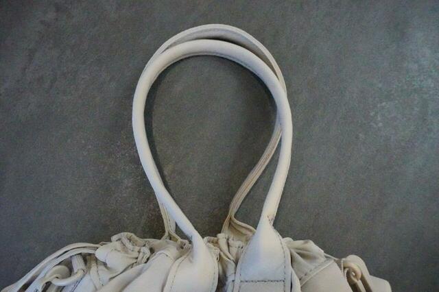 細い持ち手が特徴的