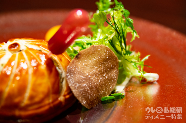 和牛テンダーロインのパイ包み焼き 芳醇なペリグーソースとスポイトに入れたグリオットピュレと共に（別途5,000円）｜“ディズニー・クリスマス”ユールタイド 12,000円｜東京ディズニーランドホテル「カンナ」