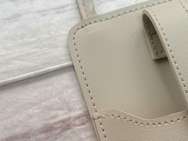 素材はPVC合皮。高級感たっぷりな、シボ感があるレザー調の生地