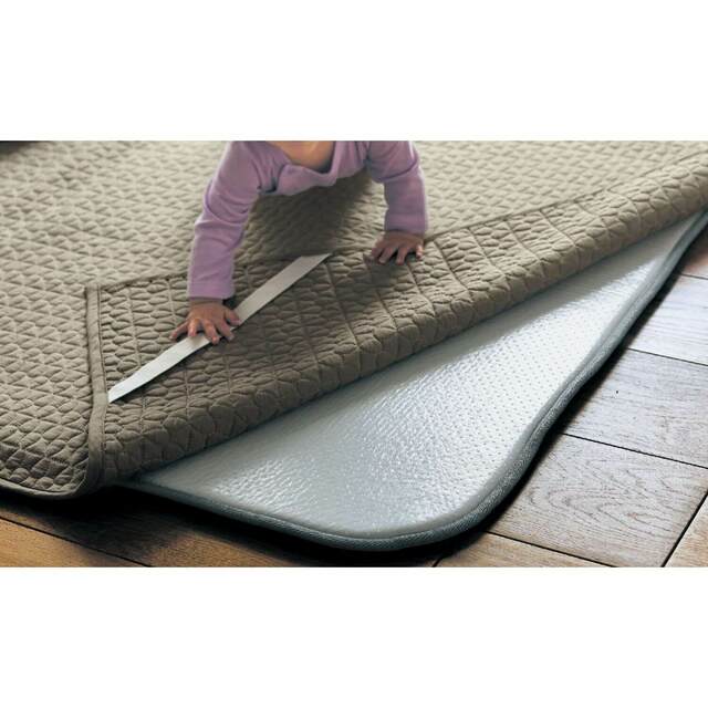 【ベルメゾン　＜ベビー対応・防水タイプ＞お手入れ簡単なラグの下に敷くアンダーラグ｜￥6,990～12,980 （税込）】しっかりした厚みで安心の仕様