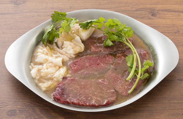 スパイス焼き盛合せ(ラム、おまかせ赤身＆ホルモン)　1,980円(税別)