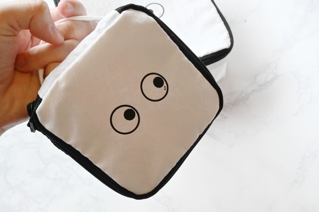 【ユニクロ×ANYA HINDMARCH「ミニスクエアポーチ」】取っ手がついているので持ち運びもしやすい