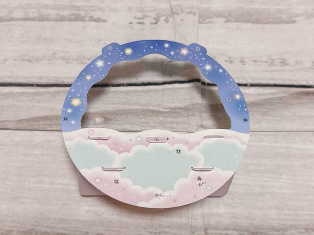 【シルバニアファミリー 限定付録】まずは台座の折り線を全て山折りにし、本体に差し込みます