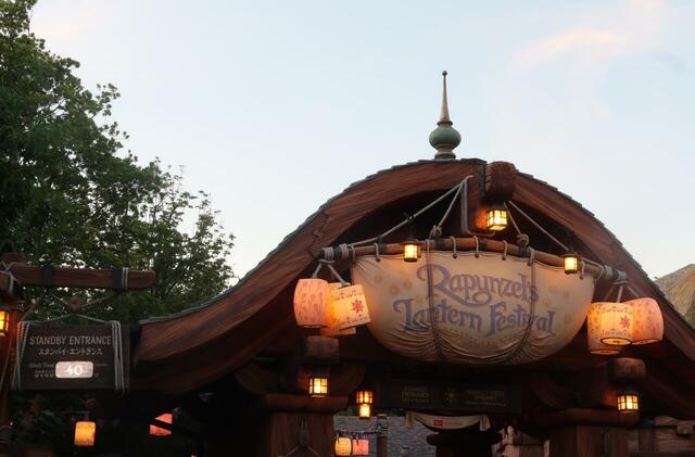 ラプンツェルのランタンフェスティバル　夜は待ち時間が短め