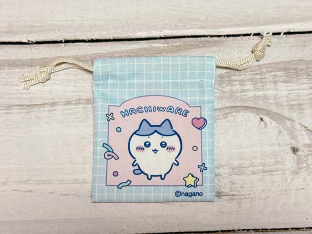 【ちいかわ DAISO限定デザイン】「プチ巾着 ちいかわ」2種類展開。「チェック」は、フロントがピンクチェック×ちいかわ、バックがブルーチェック×ハチワレのイラスト入り!