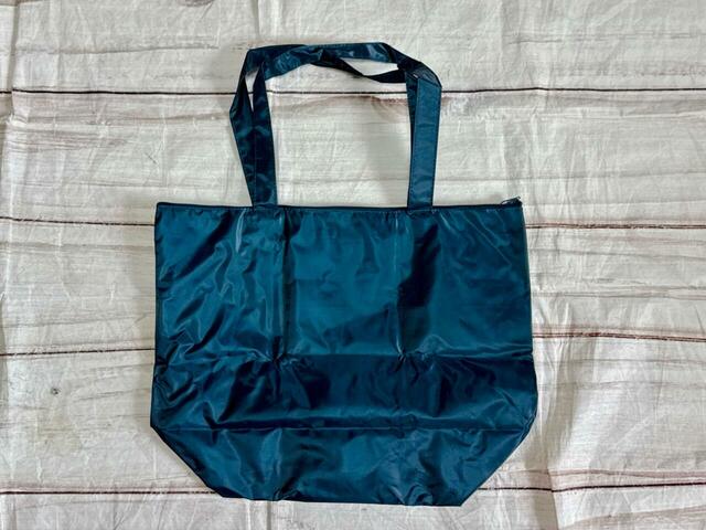 背面は装飾がないシンプルなデザイン