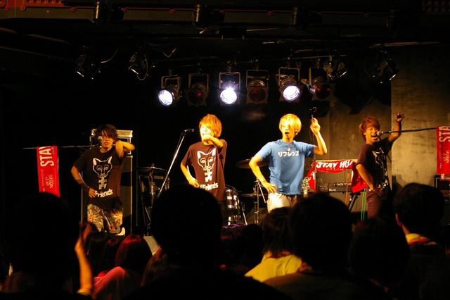 カップヌードル食べ放題フェスに出演したLIFriends