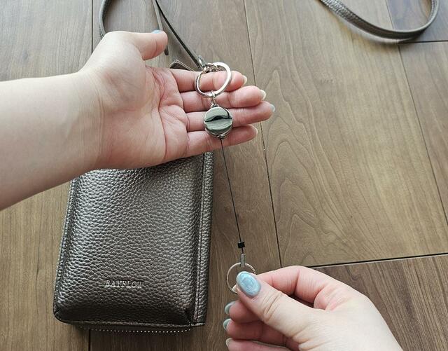【BAYFLOW　多機能キースターミニウォレットショルダー2】リールキーホルダーは伸びるので、鍵などをつけておくのもおすすめです◎
