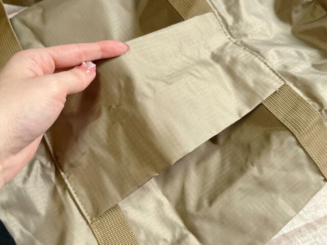 ループ付きでキャリーケースに取り付けられる仕様