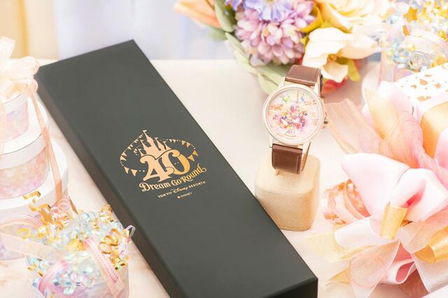 ウォッチ 40,000円｜ケースサイズ：36.7mm、バンド幅：18.0mm、文字板サイズ：30.0mm、腕周り最長：188.0mm、腕周り最短：136.0mm、ケース素材：ステンレス、ガラス素材：クリスタルガラス、バンド素材：牛革（裏材 合成皮革）、原産国：タイ、駆動方式：エコ・ドライブ（ソーラー充電式）、接続時間：フル充電から光発電8ヶ月、防水：5気圧、月差±15秒、シチズン製｜東京ディズニーリゾート40周年“ドリームゴーラウンド”予約販売限定グッズ｜予約販売期間：2023年10月19日（木）～11月12日（日）｜予約販売店舗：東京ディズニーリゾート・アプリ　オンラインショッピング（東京ディズニーランド「グランドエンポーリアム」と東京ディズニーシー「エンポーリオ」にて予約販売商品の展示を行います）｜発送時期：2024年5月下旬以降