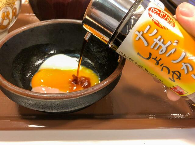 【すき家 牛まぜのっけ朝食】続いておんたまにたまごかけしょうゆを入れて混ぜます