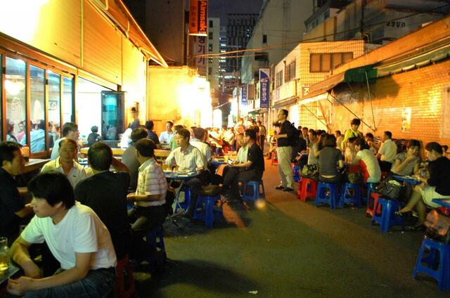 ２０１１年の乙支路３街ビアホール街。客層は中高年男性が主流だった