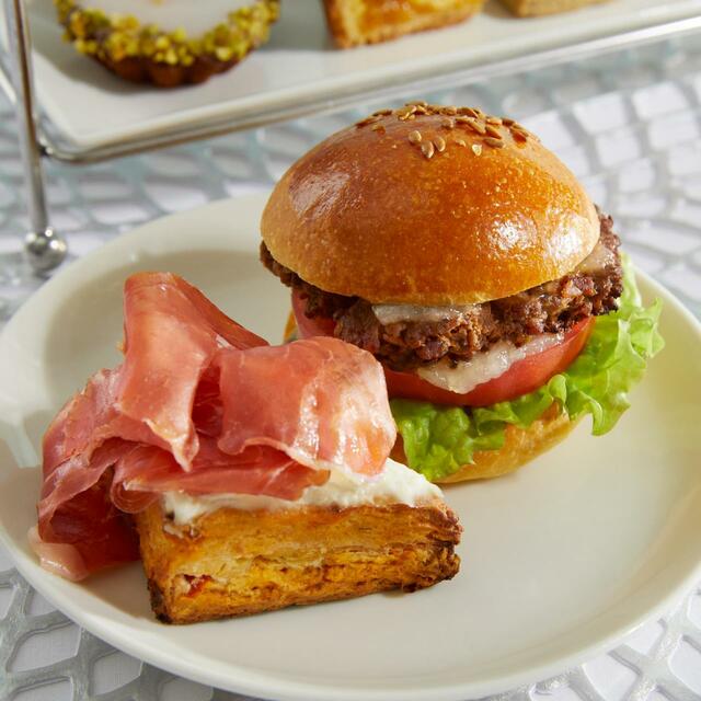 「ロースタリー パスティッチーニ フライト」<¥5,280(店内利用のみ)>【ロースタリー 東京から、サマーシーズンを楽しむ新ビバレッジ全4アイテムが新登場】