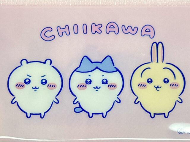 【ちいかわ DAISO限定デザイン】「フラットポーチ(S)ちいかわ」バックは淡いピンク地に、ちいかわ、ハチワレ、うさぎの全身イラストをプリント。中でも、ハチワレの“ムン顔”がたまらないポイント!