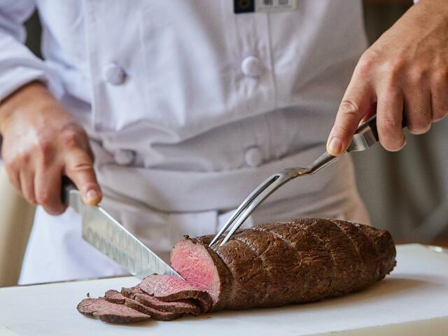 「サロマ黒牛モモ肉ローストビーフ」<2024年1月1日(月)~1月3日(水)>【京王プラザホテル札幌 お正月ランチブッフェ】