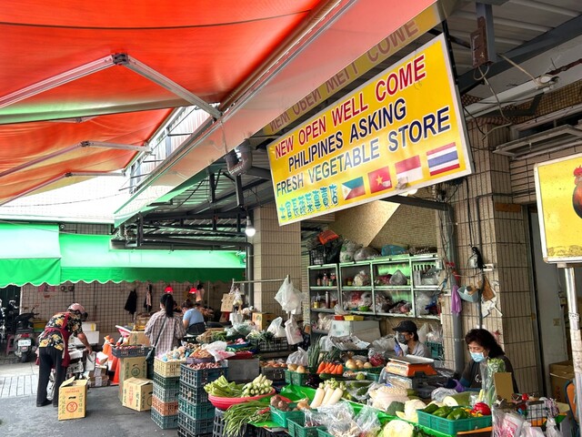 【台湾食べ歩きの旅 #15】フィリピンやベトナム籍の住民も多いため、台湾全土の市場を通して英語の看板や東南アジアの食材を扱う店が目立つ