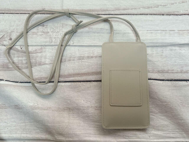 背面はカードポケット付き