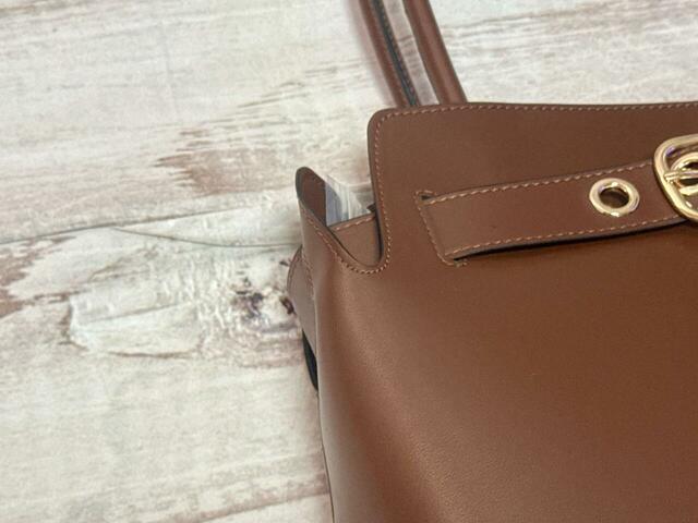 カラーはブラウンとブラックの2色展開。今回はブラウンをチョイス