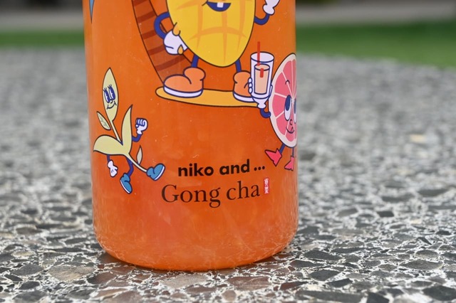 niko and ... とゴンチャのダブルロゴ入り