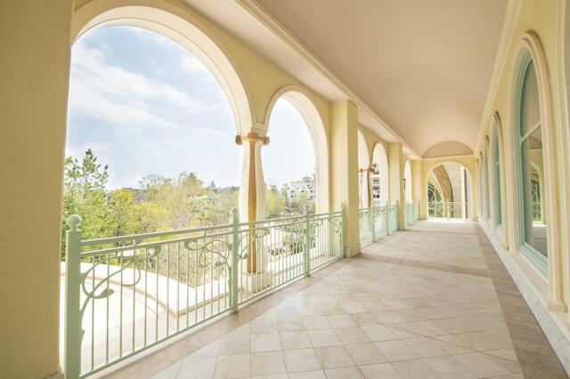 東京ディズニーシー・ファンタジースプリングスホテル　ファンタジーシャトーのテラス（昼景）