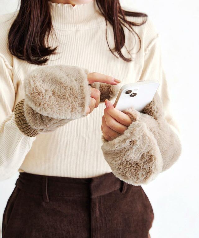 【3COINSの防寒小物グッズ売上ランキング 1位】「ファーミトン」550円（税込）