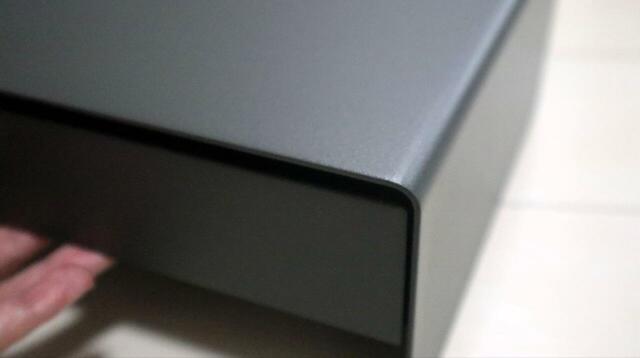 【無印良品 スチールモニタースタンド 引出付】カラーはダークグレーのみ。1枚板のスチールでできており、角の曲線が無印良品らしいデザイン！     