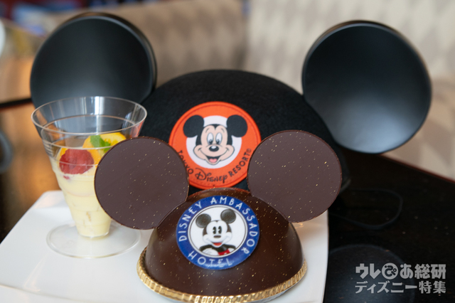 “ハイピリオン・ラウンジ スペシャルケーキセット”ティラミス 1,700円｜ディズニーアンバサダーホテル「ハイピリオン・ラウンジ」 ※イヤーハットは付属しません