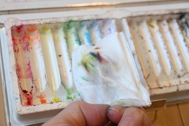 【クレパスのお手入れ方法】オイルで汚れを落としていきます