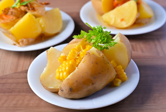 「品種食べ比べ じゃがバター」＜期間：2025年9月1日〜30日＞【海の幸盛り放題の海鮮丼もジンギスカンもラクレットチーズも贅沢に食べ放題！神戸ポートタワーホテルで「北海道大収穫祭」スタート！】