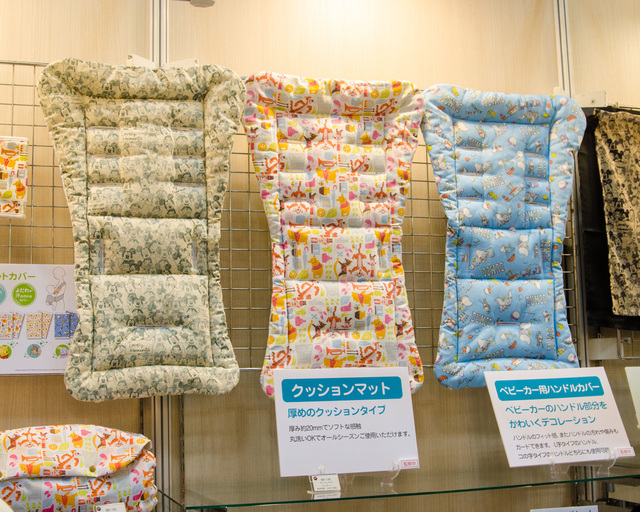 ベビーカーに取り付けて使える、厚手のクッションマット