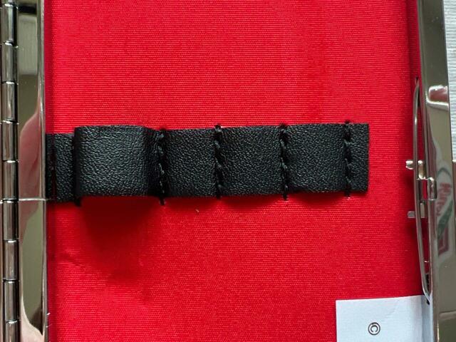 ツールを収納する箇所は高級感のあるレザー調の生地