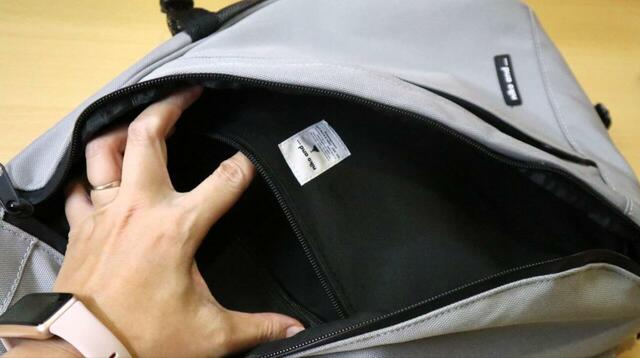 【niko and ...（ニコアンド） オリジナル撥水スリングバッグ】大ポケットの内側にはさらにファスナー付きの小ポケットが1つ。2つ折り財布やスマホにぴったりのサイズ感◎