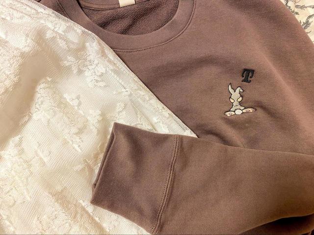 【ユニクロ スウェットシャツ とんすけ】白いスカートと合わせて着たい