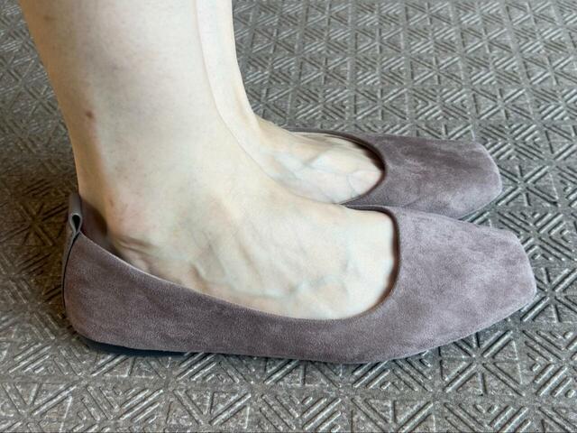 【GU スクエアフラットシューズ】ベージュはモカのようなちょっと赤みのあるくすんだ色。かなりおしゃれです！