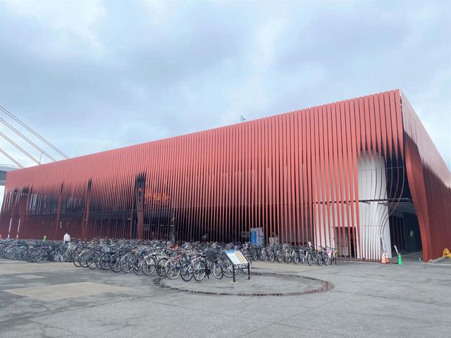 【ねぶたの家 ワ・ラッセ】赤い外観がひと際目を引く