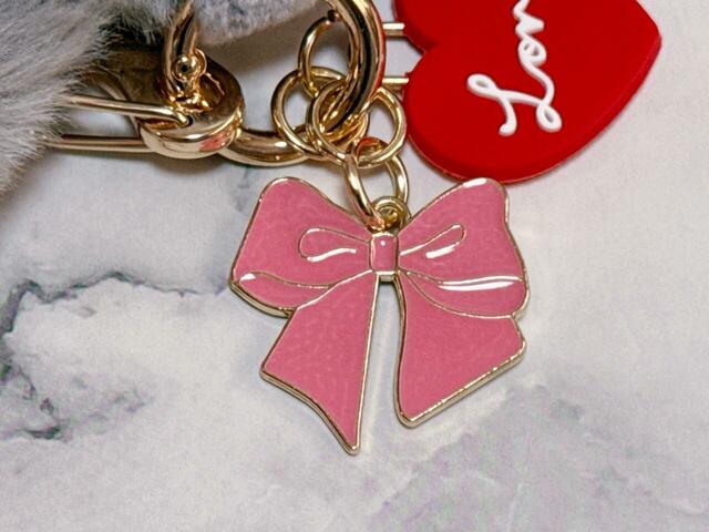 メタルチャームはスウィートなピンクのリボンモチーフ!
