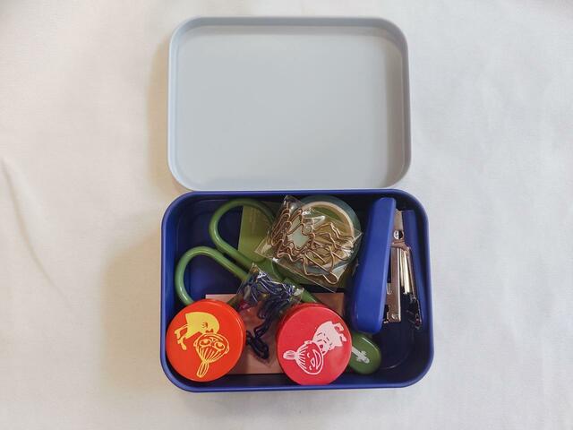 開封すると、文具がぎっしり