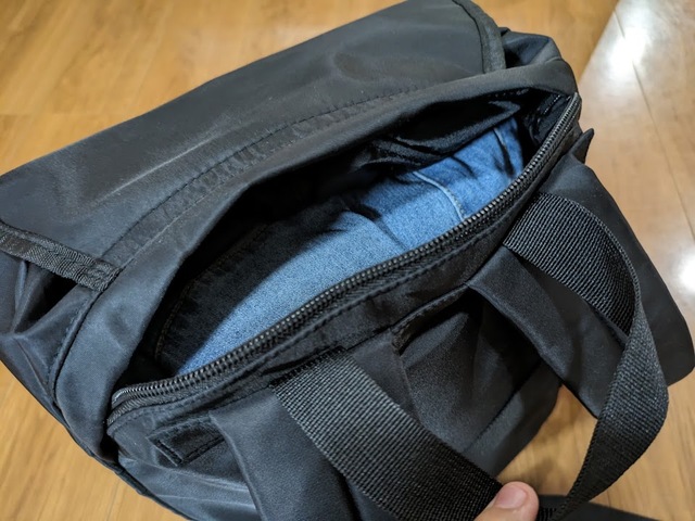 【GU ナイロンツイルバックパック+E】上部のカブセの根本側にはファスナーがついていて荷物を出し入れしやすい