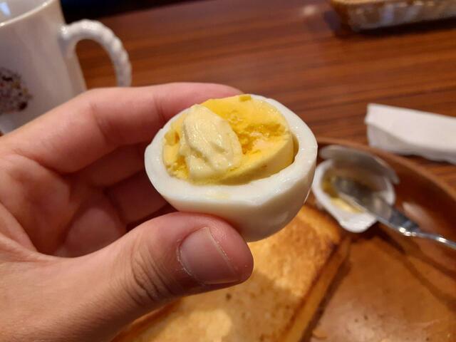 【びっくりドンキーのモーニング】試しにバターを乗せてみたりもして。お味は…意外とそのままの味でした。