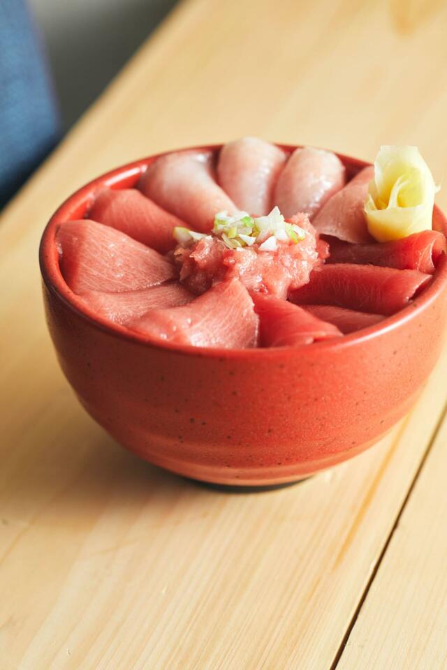 「北海道産本マグロ4種丼〈大トロ、中トロ、赤身、タタキ〉」＜価格：（1人前）3,850円＞【“海鮮のご飯の友”に“お米やさつまいものスイーツ”！「秋の北海道物産大会」に北の大地の秋の実りが大集合！】