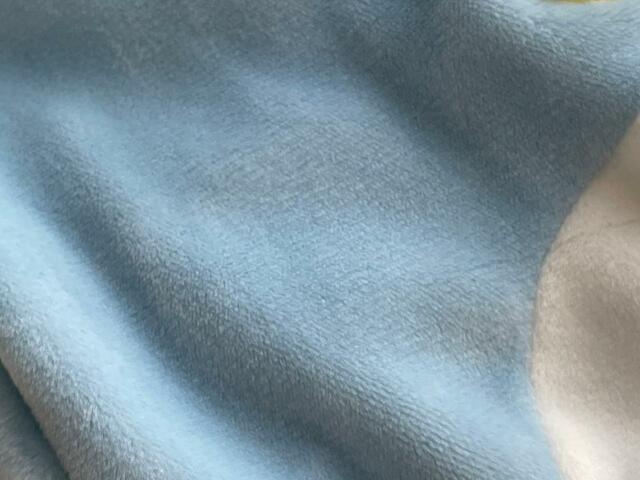 【すみっコぐらしののびのびお片付け巾着　ぺんぎん（本物）】生地は滑らかでやさしい触り心地…！