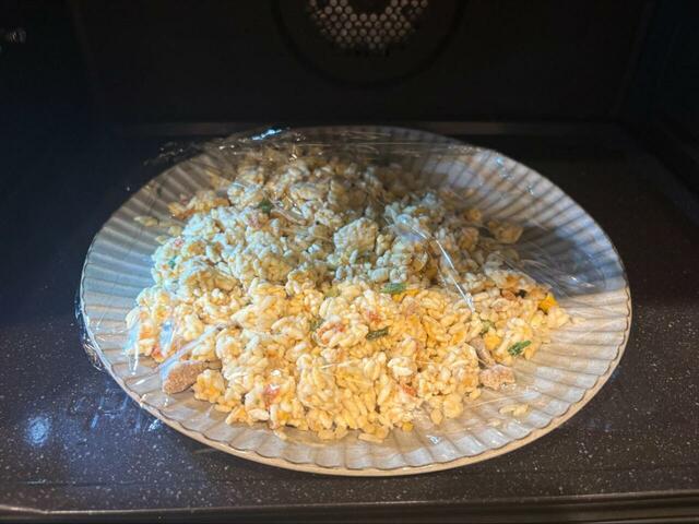 【ロピア どデカ盛り炒飯】ラップをかけて電子レンジへ!袋から出して好きな量だけ温められるため、家族構成や食べる量に合わせて調整できます◎