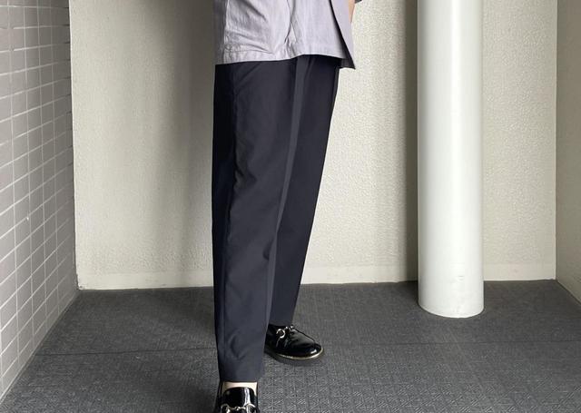 【UNIQLO 感動タックイージーパンツ セットアップ可能】体になじむシルエット