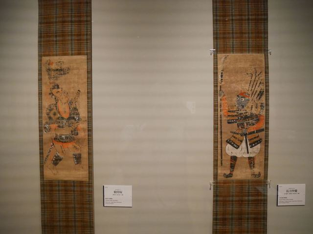 右：《長刀弁慶》日本民藝館蔵（→柳宗悦→内田六郎）左：《槍持奴》町田市立博物館蔵（柳宗悦→内田六郎）