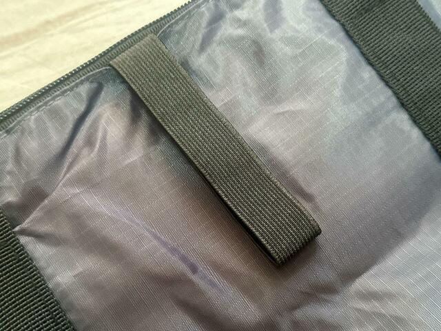 バックにはゴムバンド付き