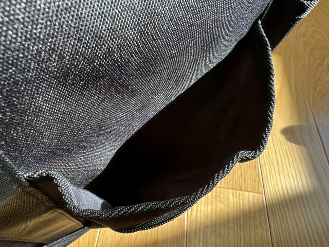 【ワークマン マルチポケット トートバッグ】ファスナー付きポケットの後ろにも深めのポケットあり！